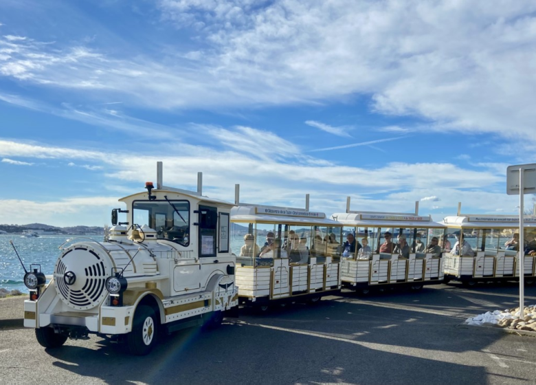 Le petit train longe les plages du Mourillon